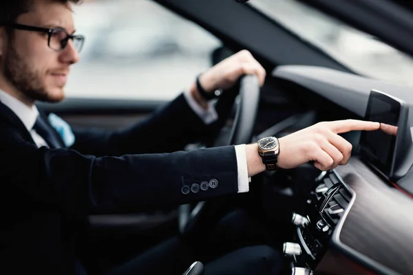 Mann mit Brille sitzt in seinem Auto-Armaturenbrett — Stockfoto