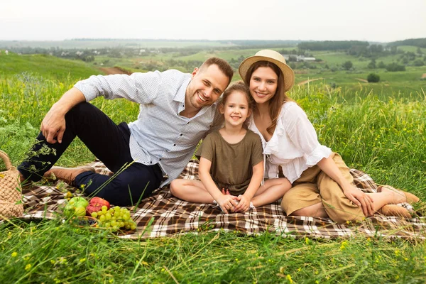 Счастливая семья вместе на пикнике под открытым небом — стоковое фото