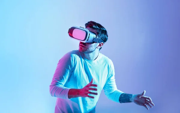 Eng spel. Geschokt man in vr bril sluipt en draait zich om — Stockfoto