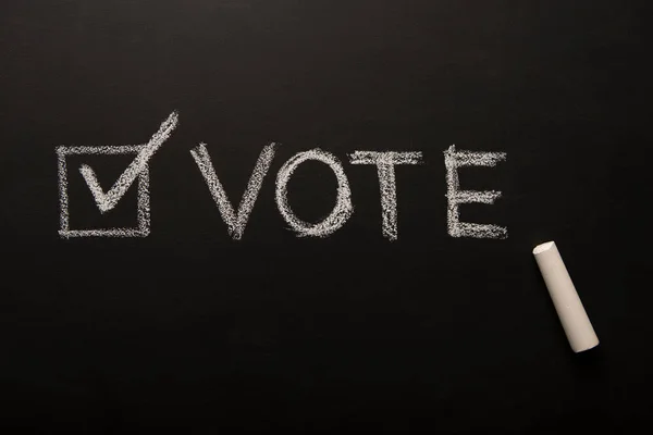 Галочка рядом с текстом голосования символизирует выборы в США 3 ноября — стоковое фото