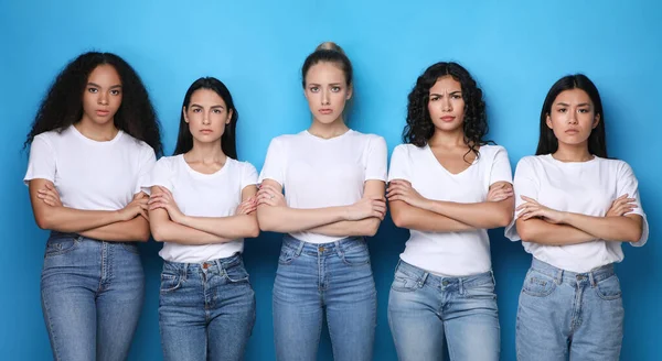 Donne scontente che attraversano le mani in piedi su sfondo blu, Panorama — Foto Stock