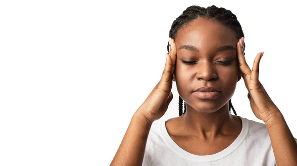 Menina africana com dor de cabeça tocando cabeça sobre fundo branco, Panorama — Fotografia de Stock