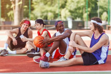 Milenyum basketbolcularından oluşan takım açık sahada oyundan sonra dinleniyor.
