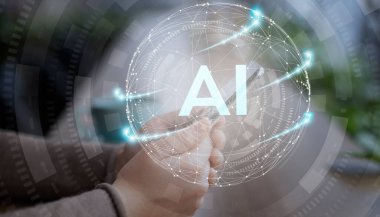 Parlayan küre hologramı ile el ele tutuşan mobil aygıt