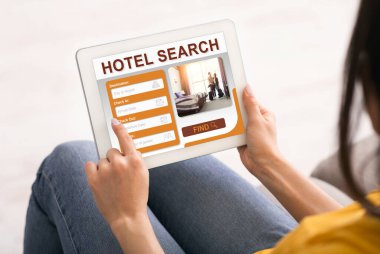 Kadın Otel Rezervasyonu Tablet Kullanarak Evde Oturuyor, Kırpılmış, Kolaj
