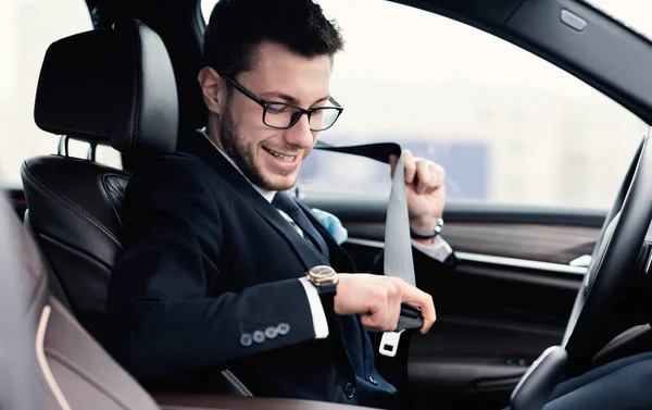 Man In Glasses Memakai Sabuk pengaman — Stok Foto