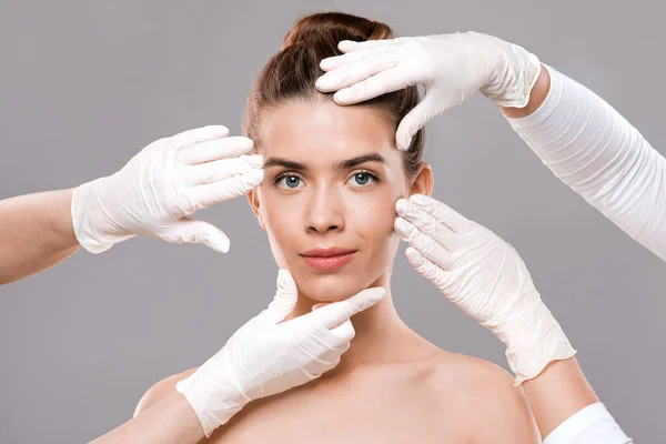 Mujer joven atractiva recibiendo tratamiento en la clínica de belleza — Foto de Stock