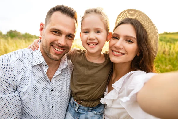 Família feliz tirando selfie em um piquenique ao ar livre — Fotografia de Stock