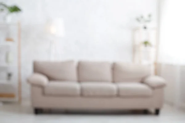 Mysigt vardagsrum. suddigt foto av soffan, i ljus interiör — Stockfoto