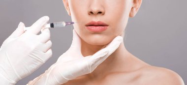 Dudak iğnesi yapılan bir kadın, panorama.