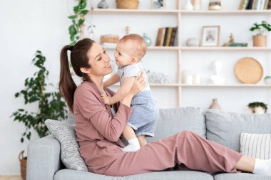 Anne ve Bebek. Genç Anne, küçük oğluyla vakit geçirmekten zevk alıyor.