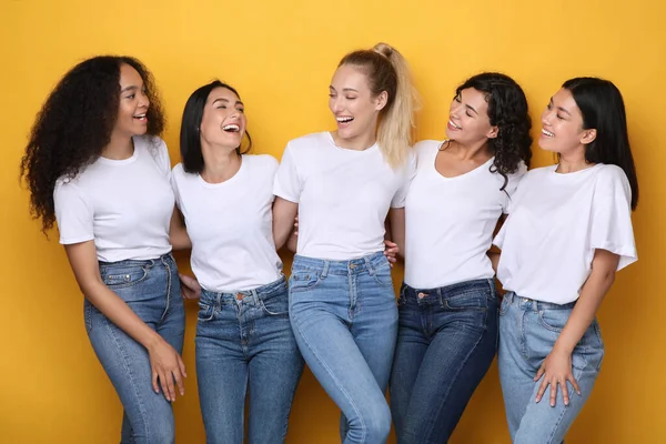 Five Mixed Girls Laughing Posing On Yellow Background In Studio — Stock Photo, Image