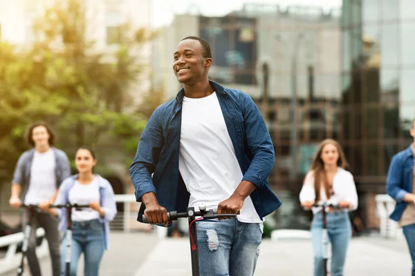 Cinco adolescentes tendo passeio em scooters pontapé elétrico — Fotografia de Stock