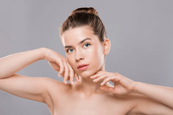 Sinnliche junge Frau posiert vor grauem Hintergrund — Stockfoto