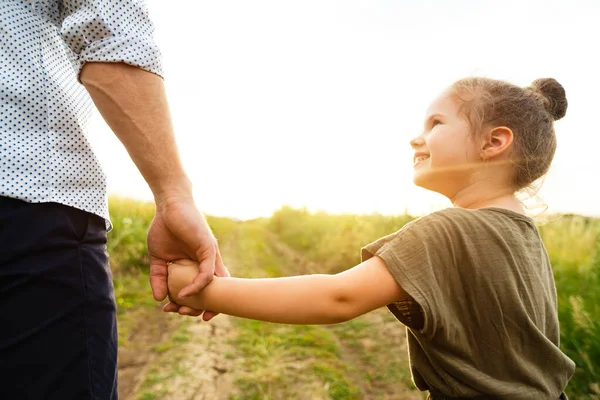 Papai tomando sua filhinha gentilmente pela mão — Fotografia de Stock