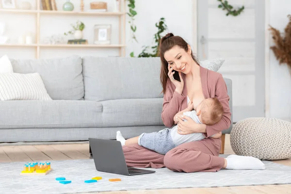 Serbest ve Doğumevi. Kadın Göğüs Bebekleri, Cep telefonuyla konuşma ve dizüstü bilgisayar kullanma. — Stok fotoğraf