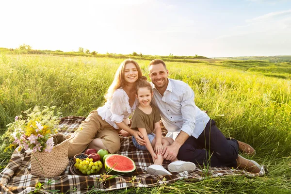 Família feliz juntos em um piquenique ao ar livre — Fotografia de Stock