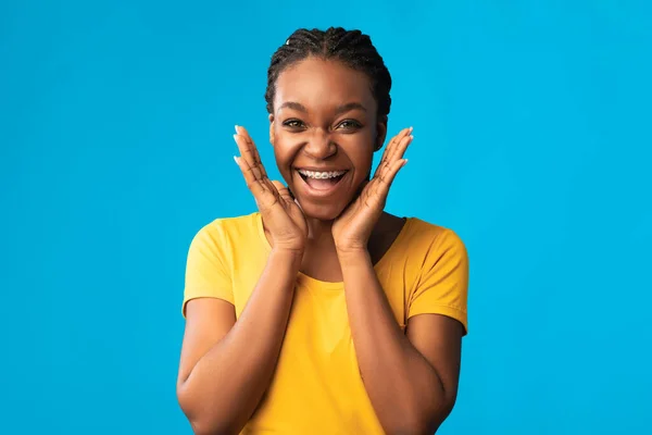 Garota excitada com suportes sorrindo para câmera posando no estúdio — Fotografia de Stock