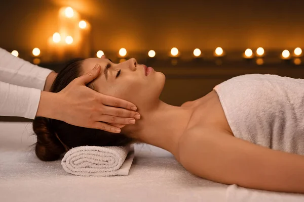 Jovem mulher recebendo cura massagem na cabeça no spa — Fotografia de Stock
