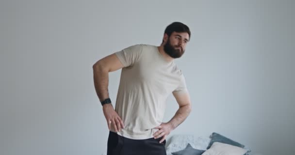 Jovem barbudo treinando em casa, fazendo exercícios de inclinação — Vídeo de Stock
