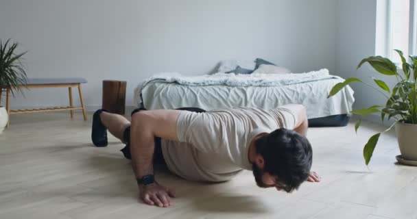 Forte uomo barbuto fare push up esercizio a casa — Video Stock