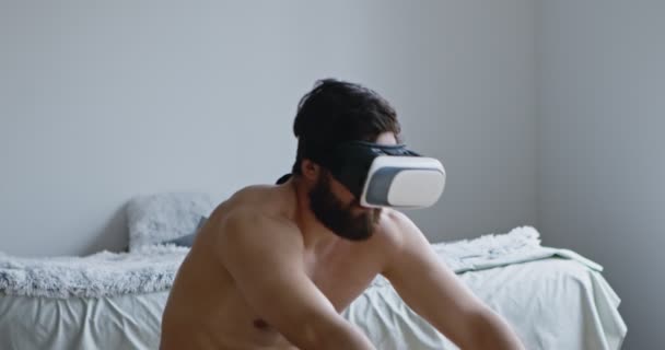 Guy ve VR headsetu dělá strečink doma — Stock video