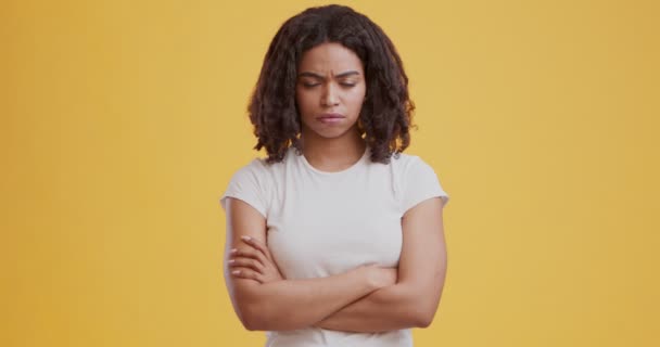 Offended african american woman standing with crossed arms — Stock Video