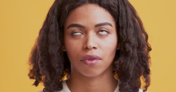 Verveeld afrikaans amerikaans meisje rollen haar ogen en grimmig — Stockvideo