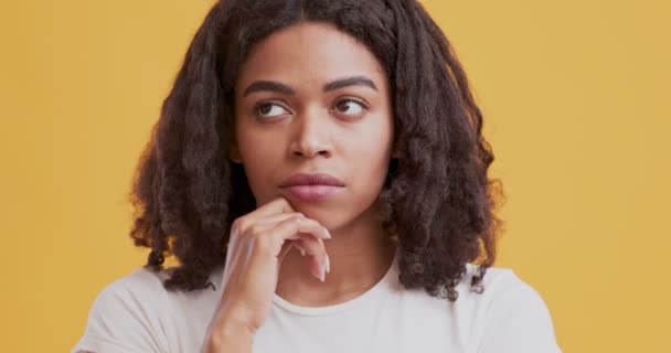 Chica negra pensando en la solución del problema, lluvia de ideas — Vídeos de Stock