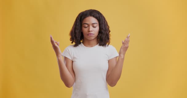 Стиль жизни йога. Черная девушка медитирует с закрытыми глазами — стоковое видео