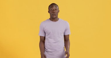 Şaşırmış Afrikalı Amerikalı adam çığlık atıyor ve ellerini kaldırıyor.