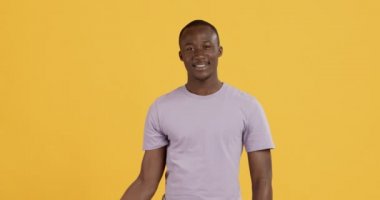 Kendine güvenen Afrikalı Amerikalı adam pazılarını gösteriyor.