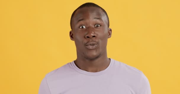 Lähikuva muotokuva järkyttynyt musta kaveri, huutaa WOW — kuvapankkivideo
