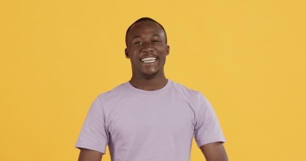 Onnellinen afrikkalainen amerikkalainen mies nauttii voittaa, kättelee nyrkkejään — kuvapankkivideo