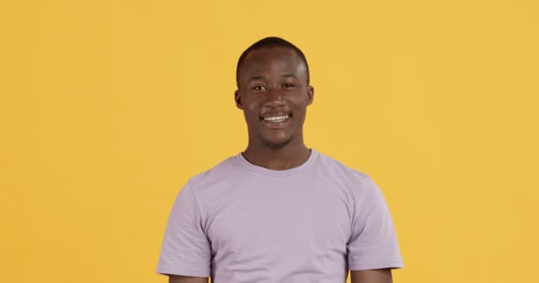 Homme noir excité criant de joie, secouant les poings et criant — Video