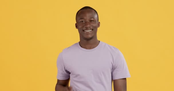 Gelukkige zwarte man gebaren duim omhoog en breed glimlachen — Stockvideo