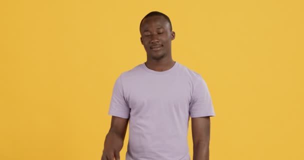 Веселий афроамериканський хлопець жестикулює V-знаком і посміхається — стокове відео