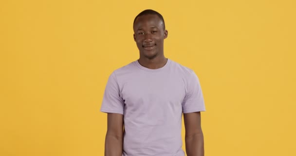 Flirtende afrikansk amerikansk fyr viser hjerte gestus n – Stock-video