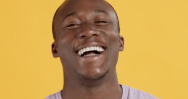 Gülen Afrikalı Amerikalı adamın stüdyo portresini kapat.