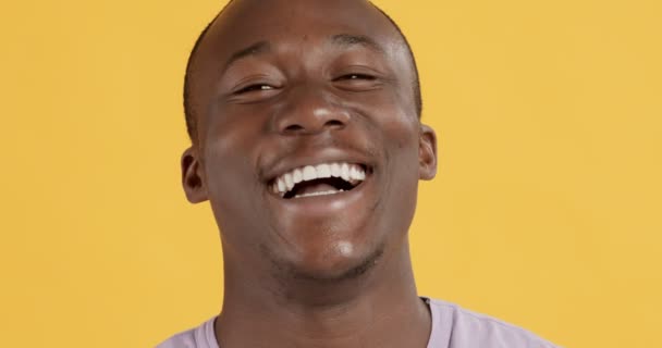 Zamknij studio portret śmiejącego się Afroamerykanina — Wideo stockowe