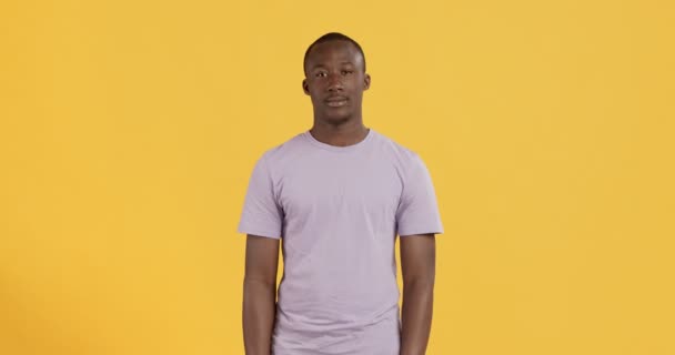 驚くべきアフリカ系アメリカ人男タッチ頭で驚き — ストック動画