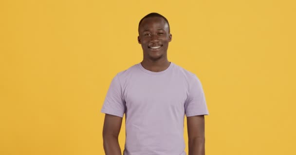 Vidám afro-amerikai srác felemeli a hüvelykujját és mosolyog. — Stock videók