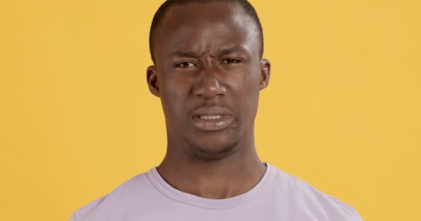 Ekelhafter afrikanisch-amerikanischer Mann empfindet Abneigung, runzelt die Nase — Stockvideo