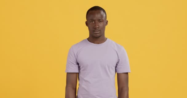 Ung arg svart kille hotar framför kameran, skakar knytnäve — Stockvideo