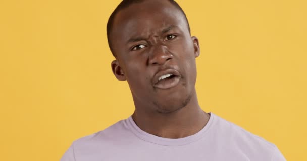 Aggressiivinen afrikkalainen amerikkalainen mies nostaa keskisormea — kuvapankkivideo