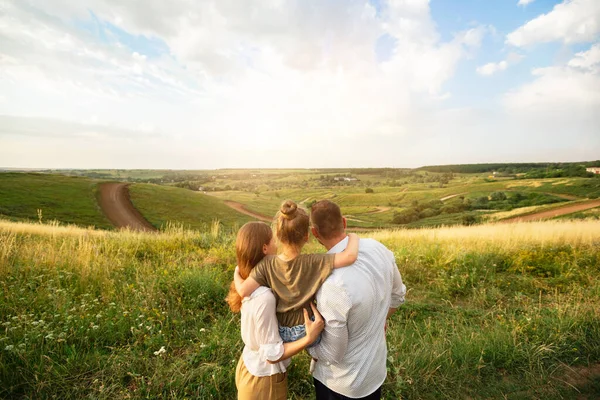 快乐的家庭在野外欣赏风景 — 图库照片