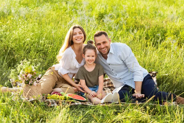 Familia feliz pasar tiempo juntos en un picnic al aire libre — Foto de Stock