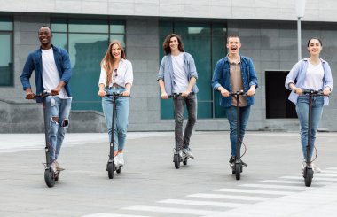 Motorlu scooterlara binen beş arkadaş