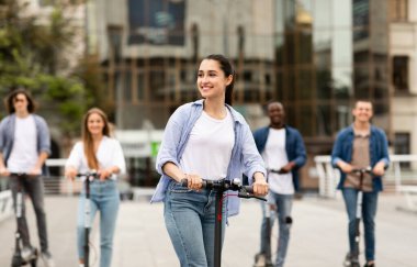 Motorlu scooterlara binen arkadaşlar