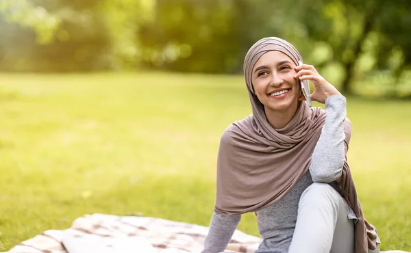 Happy girl in hijab talking with friend on phone — Stok Foto